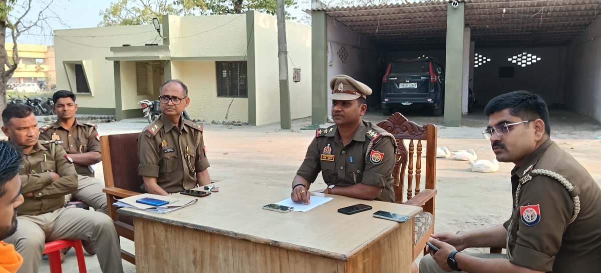 नेबुआ नौरंगिया थाना परिसर में होली, रमजान व ईद-उल-फितर को लेकर पीस कमेटी बैठक हुई। अध्यक्षता चंद्रभूषण प्रजापति ने की। शांति, सौहार्द व भाईचारे की अपील की गई। त्योहारों पर बढ़ी गश्त और हुड़दंगियों पर सख्त कार्रवाई की चेतावनी दी गई।

<a href="/Uppolice/">UP POLICE</a> <a href="/kushinagarpol/">Kushinagar Police</a>