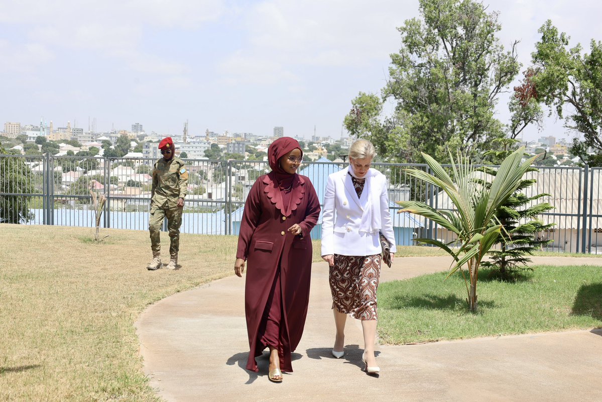 Ku soo dhowow 🇸🇴

HRH The Duchess of Edinburgh made a historic visit to Somalia this week.

Meeting President <a href="/HassanSMohamud/">Hassan Sheikh Mohamud</a> &amp; Jihan Hassan Sheikh Mohamud she discussed the importance of protecting women &amp; girls from conflict-related sexual violence.