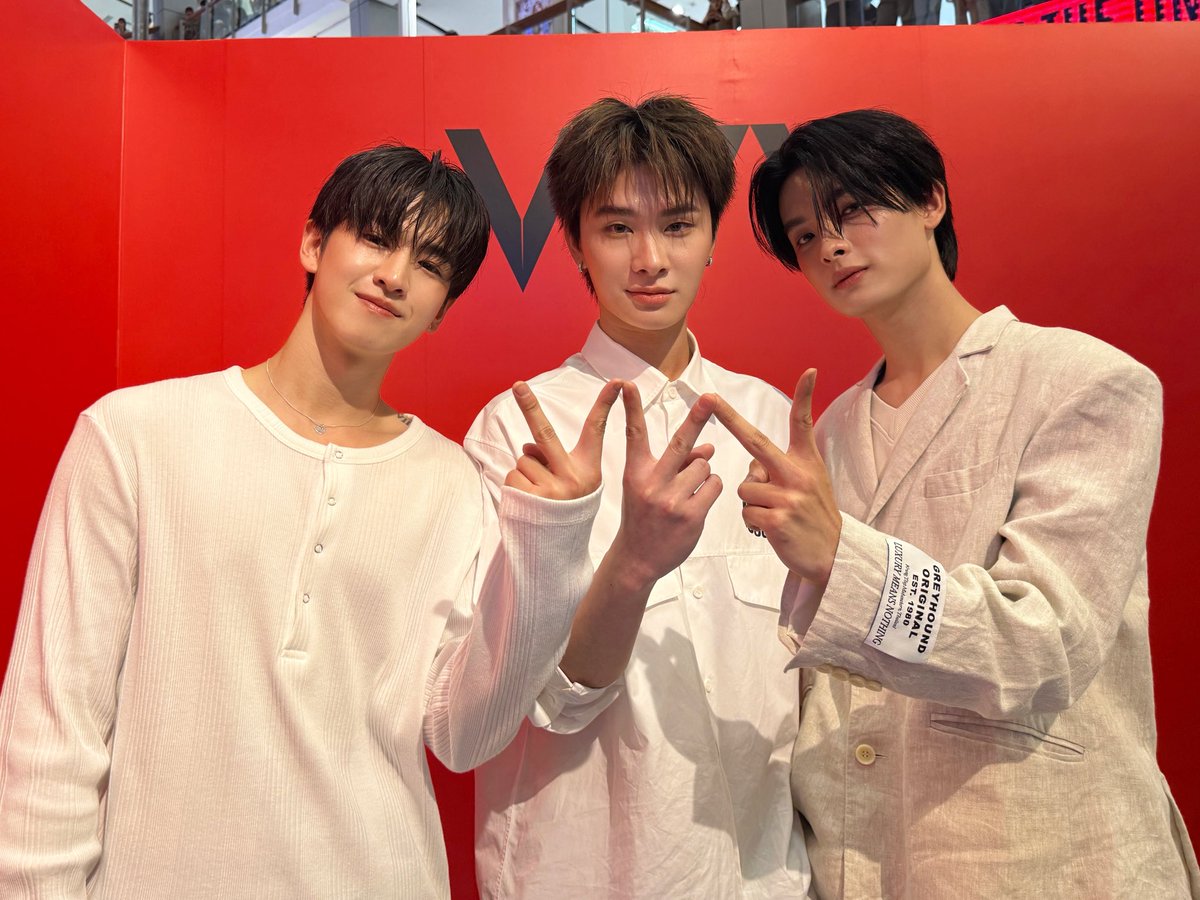 วันนี้พวกเรามาเป็นตัวแทนร่วมแสดงความยินดีกับ <a href="/VVV_theofficial/">VVV</a> ✨💐 ยินดีกับ #VVV_DEBUTSTAGE ขอให้ทุกเวทีหลังจากนี้เต็มไปด้วยรอยยิ้มนะค้าบ 〰

#Nerdy_VVV
#VVV_TRIPLEV
#BUSbecauseofyouishine