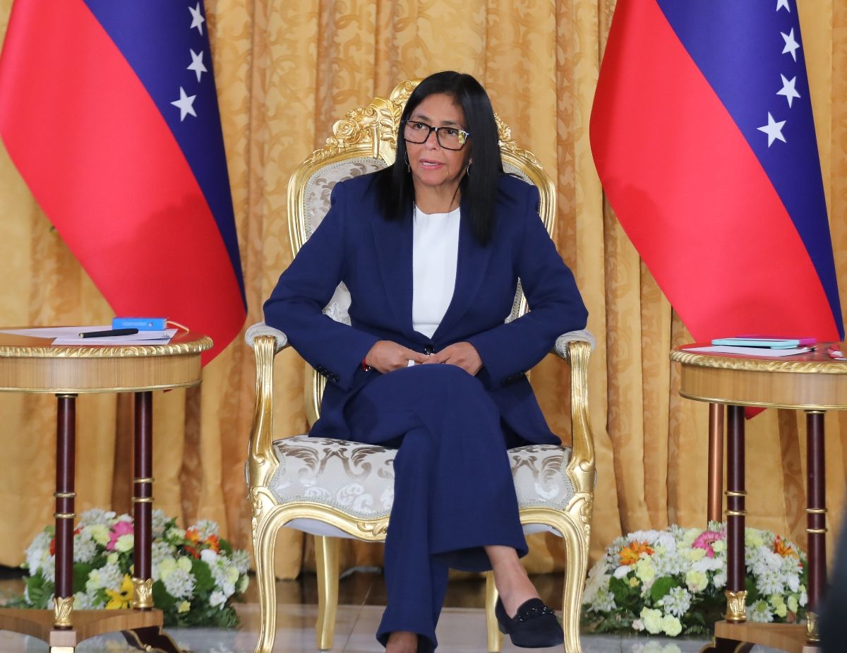 abacaxi19's tweet photo. A siete años de la "Batalla de los Puentes", un intento fallido de la oposición para desestabilizar el país, la presidenta encargada, Delcy Rodríguez, defendió la soberanía nacional. Rodríguez afirmó que la acción buscaba una intervención extranjera bajo la falsa premisa de una crisis humanitaria. Reiteró que Venezuela resolverá sus diferencias geopolíticas mediante la diplomacia y la cooperación económica, advirtiendo que el pueblo defenderá la paz y la independencia ante cualquier intento de perturbación.