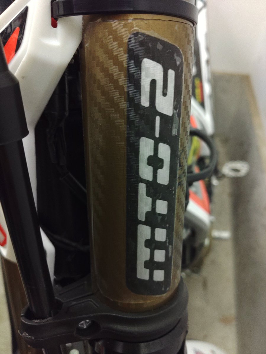 KTM819O4's tweet photo. #MTO2 #ステッカー剥がれやすい #ステッカーオンステッカー #傷防止テープ #半透明
だんだんテープだらけになってしまうなぁ~ https://t.co/mLuAT8uPDe