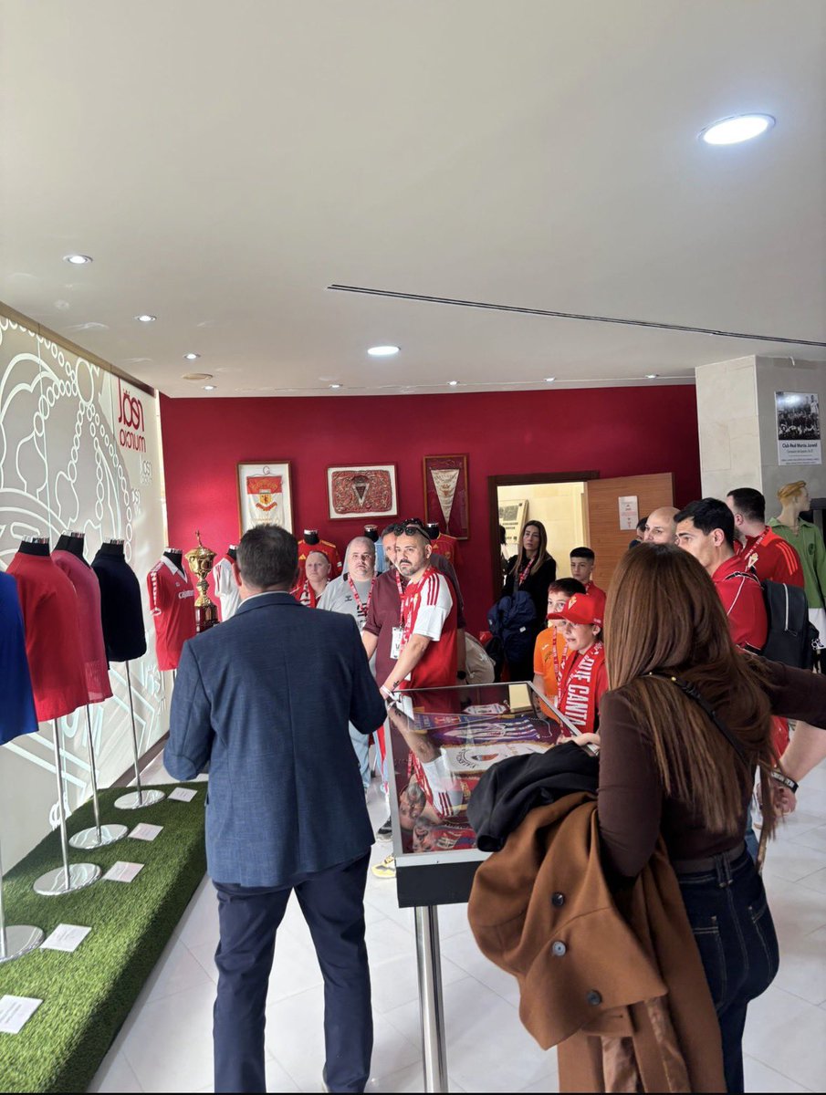 Impagable es poder mostrar, en cada partido en casa del Real Murcia, la sala de exposiciones del estadio a todos los aficionados que nos visitan y hacerles vivir la “Real Murcia Experience”.