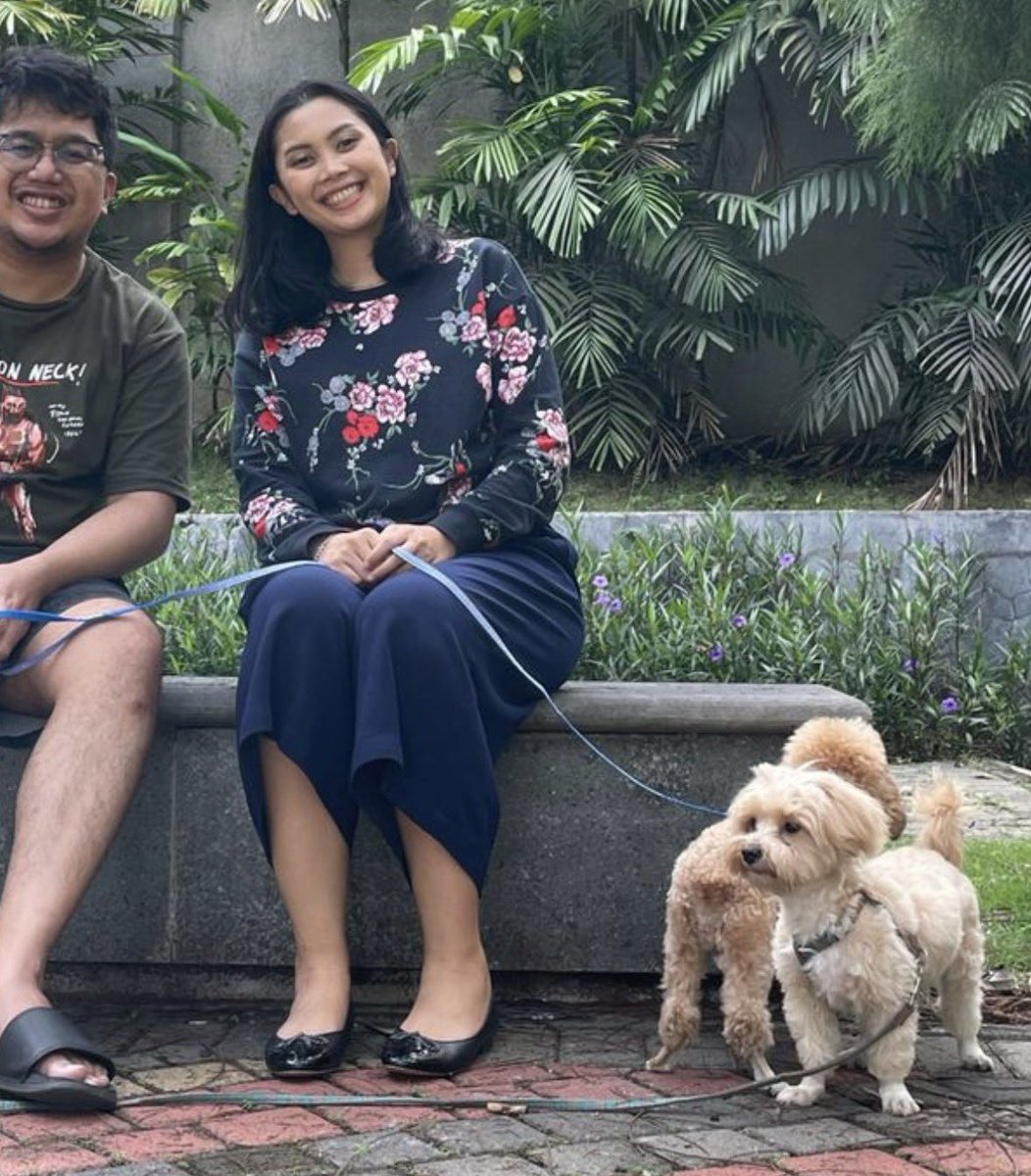 Temen nongkrong w dlu suka ama bini w, sampe dm2an twitter

W ngeuh doi menarik secara fisik... tp gk w deketin krn emg temen w yg demen

3 tahun kemudian w ketemu di acara pemuda dan akhir memutuskan utk deketin wkwk