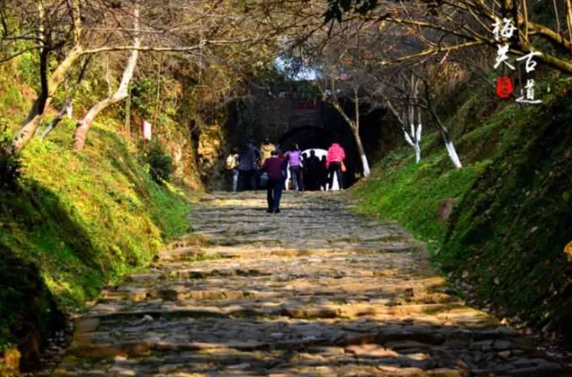 JiangLv4's tweet photo. Xu Xiake’s third journey through Jiangxi took him to southern Jiangxi in 1628. Entering via the ancient Meiguan Pass, he reached Nan’an Prefecture. Though he left no dedicated record, later writings referenced the region’s extraordinary landscapes. https://t.co/7lRDPq6y7p