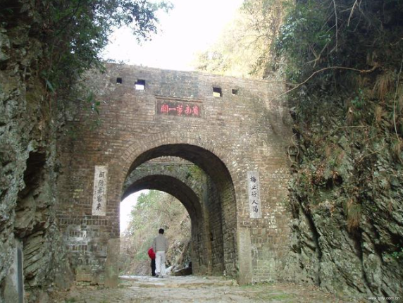JiangLv4's tweet photo. Xu Xiake’s third journey through Jiangxi took him to southern Jiangxi in 1628. Entering via the ancient Meiguan Pass, he reached Nan’an Prefecture. Though he left no dedicated record, later writings referenced the region’s extraordinary landscapes. https://t.co/7lRDPq6y7p