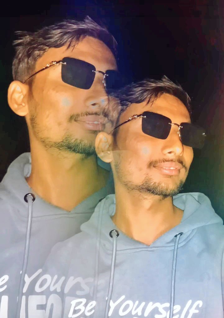 डूबा हुआ सूरज निकलता जरूर है ,

वक्त कैसा भी हो बदलता जरूर है