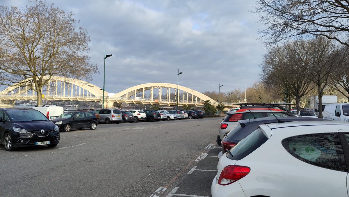 v_alamercery's tweet photo. ✂️Coupons court aux rumeurs !

➡️Le parking du « Train Bleu » (ex place du marché) restera bien un parking !

Ce parking est essentiel pour l’accès au centre-ville, au marché et à l’ensemble de nos commerces et services. Et il est nécessaire à la vie quotidienne de ses habitants. https://t.co/RcUKVPdudm