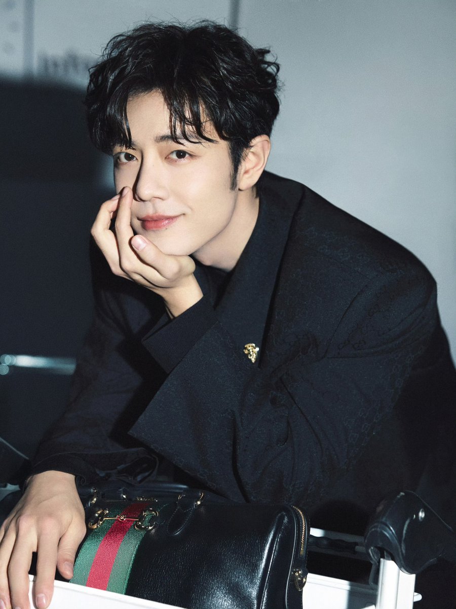 2026/02/24 肖戦工作室微博更新 Gucciの装いでミラノへ✈ 画像18枚公開