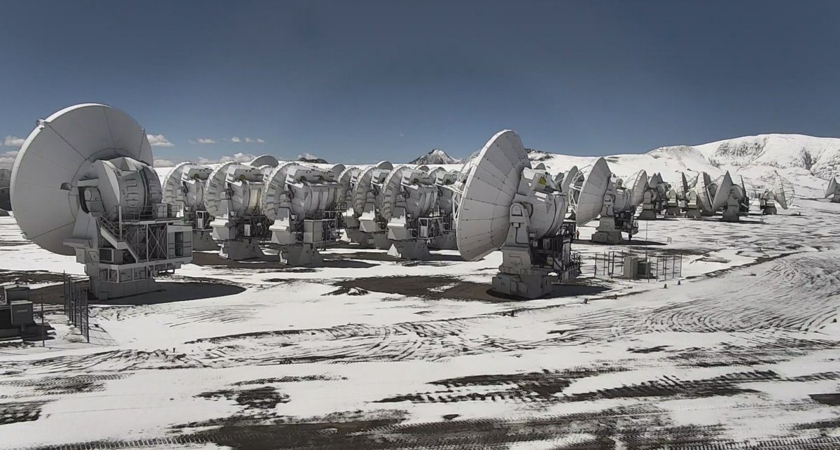 📡We woke up to a snowy landscape! ❄️ You can watch our live stream from Chajnantor, Chile, here: 
almaobservatory.org/en/live-from-c…