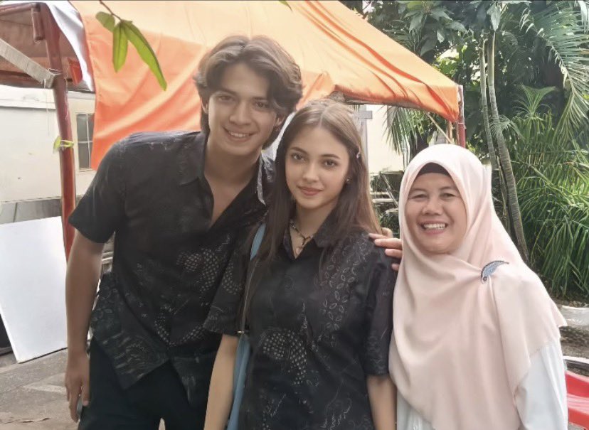 gheacy_'s tweet photo. ABIS NYELEM IG IBU EVI TERNYATA BENERAN PERNAH FOTO SAMA MOR, MANA TANGAN MOHAN NGERANGKUL RAISA ANJIR GILAAAA😭😭😭 https://t.co/B9Dl8ZsEG6