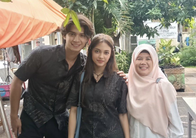 gheacy_'s tweet photo. ABIS NYELEM IG IBU EVI TERNYATA BENERAN PERNAH FOTO SAMA MOR, MANA TANGAN MOHAN NGERANGKUL RAISA ANJIR GILAAAA😭😭😭 https://t.co/B9Dl8ZsEG6