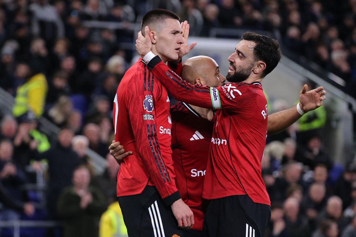 Bruno sayang Sesko. 🤝

Banyak momen Bruno kasih arahan bahkan teguran kepada Sesko, tujuannya satu: agar anak ini keluar kemampuan terbaiknya. 

Bola diusahakan, posisi diarahkan, gol dibanggakan. Bruno bukan hanya rekan satu tim, dia kapten yang memahami teman-temannya. 

Dia