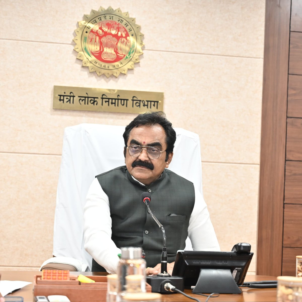 mismprdc's tweet photo. माननीय मंत्री, लोक निर्माण विभाग, श्री @MPRakeshSingh ने आज वीडियो कॉन्फ्रेंसिंग के माध्यम से विभागीय अधिकारियों के साथ लोक कल्याण सरोवर, ब्रिज सेफ्टी ऑडिट तथा लोक निर्माण सर्वेक्षण एप के जरिए किए जा रहे सड़कों के सर्वेक्षण कार्यों की विस्तृत समीक्षा की। https://t.co/jZNuRFbkq7
