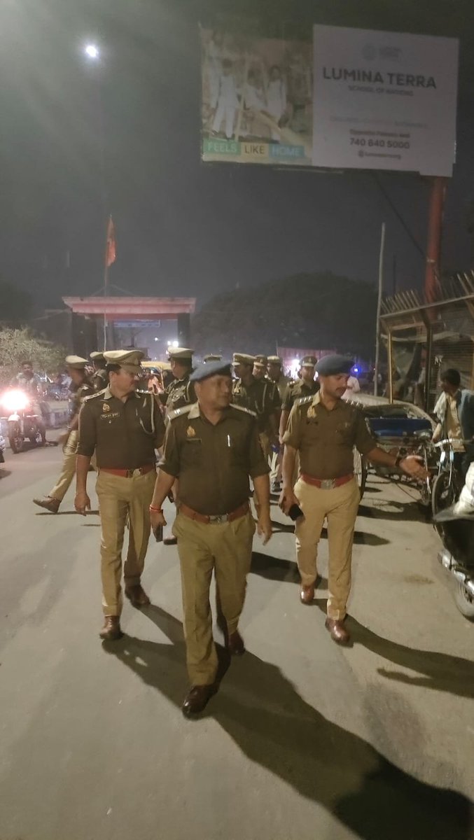 lkopolice's tweet photo. आगामी #होली पर्व व #रमजान_माह के दृष्टिगत @LkoCp के निर्देशन में कानून, शांति एवं सुरक्षा व्यवस्था बनाए रखने हेतु
#ADCP_CENTRAL द्वारा मय पुलिस बल मध्य जोन क्षेत्रान्तर्गत महत्वपूर्ण स्थानों/मार्गों/चौराहों पर #पैदल_गश्त कर रखी जा रही सतर्क दृष्टि।

#Lkopolice_On_Duty
@Uppolice https://t.co/0mARvqjeWu
