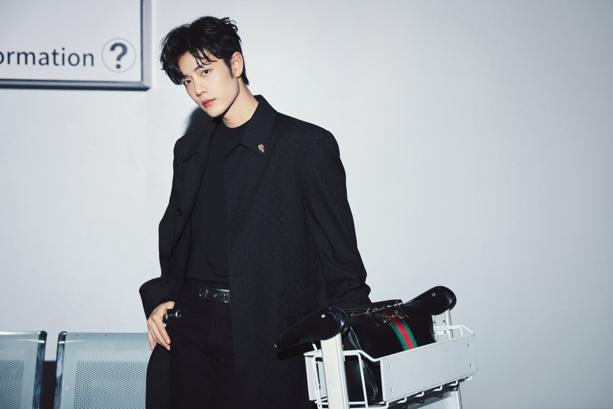 2026/02/24 肖戦工作室微博更新 Gucciの装いでミラノへ✈ 画像18枚公開