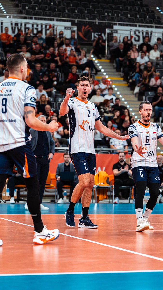 Jakub110Jakub's tweet photo. 🗞: "PRZEGLĄD SPORTOWY":

🎙: - W poniedziałek klub miał otrzymać ok. 8 mln zł, czyli tyle, ile wynoszą obecne zaległości, ale ta kwota nie pojawiła się w jego kasie. Według naszych informacji JSW wypłaciła klubowi łącznie jedynie kilka procent z kontraktu. Zawodnicy zostali o tym poinformowani przez prezesa Adama Gorola i we wtorek mieli nie odbyć pierwszego treningu.

🎙: - Problemy ciągną się jeszcze od poprzedniego sezonu. Kilku graczy, którzy odeszli przed obecnymi rozgrywkami z klubu miało jeszcze nie otrzymać premii za zdobycie Pucharu Polski w 2025 r. W najbliższych dniach ma odbyć się rada nadzorcza spółki JSW, na której mogą zapaść kolejne decyzje.

CAŁOŚĆ:
[https://t.co/ZCvO4RB9Oc]

Foto: @KLukawski
#PlusLiga