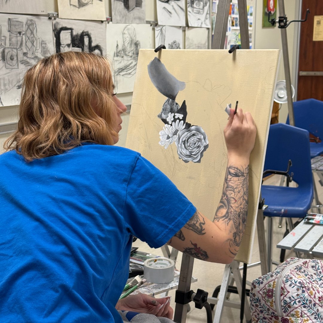 Students have been working on their first project in Professor Speck's Painting I (ARTS 2316) class the last couple of weeks. Project 1 focuses on creating a wide range of values while painting using a "grisaille" technique. 
🖤 🖌️