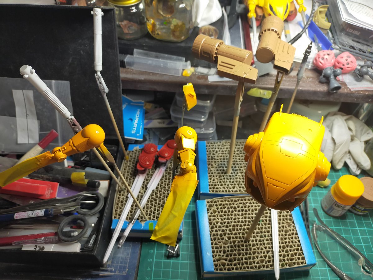 #第11回YorozuyaCupガンプラコンペ製作途中  #ザクレロ㉟
サフは終わり、塗装工程に入りました。基本塗装は70%の進捗。明日からマスキングでの塗り分けと細部の筆塗り工程に入ります。

塗装棒からパーツのポロリをやっちゃって、復旧に時間掛かりました( ´•̥̥̥ω•̥̥̥`)ホコリ
 #旧キット  #ガンプラ