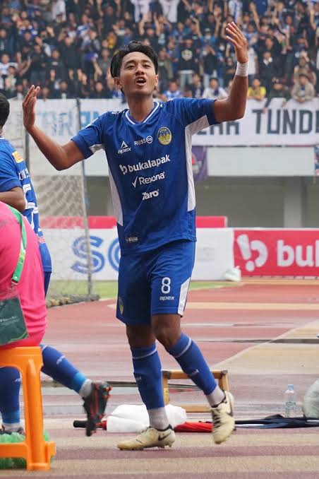 Sebutkan nama pesepakbola yang unik atau kalian suka

Me: Domenico Savio Sheva Maresca Amavisca