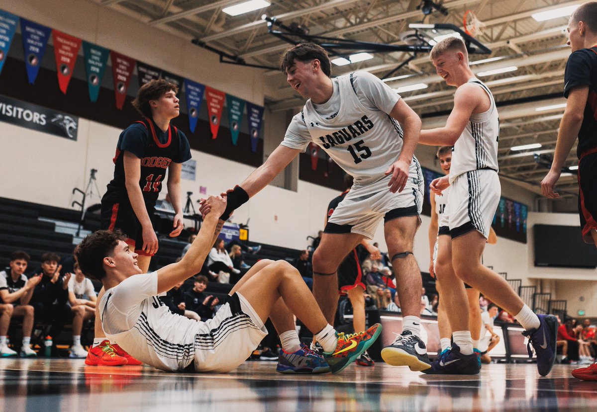 AnkenyFanatic's tweet photo. . @ACHSboyshoops uses a 15-0 run in the first half to pull away and defeats Fort Dodge in a Class 4A substate quarterfinal: https://t.co/rMSwyQxqYX https://t.co/JIZe81TrXK
