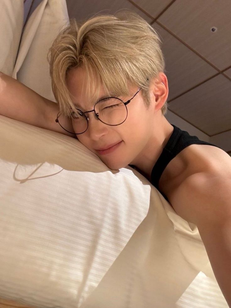 Terima kasih karena udah main sama Rava! Semoga kalian engga kapok ya main relay sama Rava. Sejujurnya mau 5 soal tapi kayanya kelar pas sahur, kasihan kaliannya. Jangan lupa perwakilannya drop point disini ya, sama yang saya DM tadi setor list yang aktif main oke? Selamat malam!