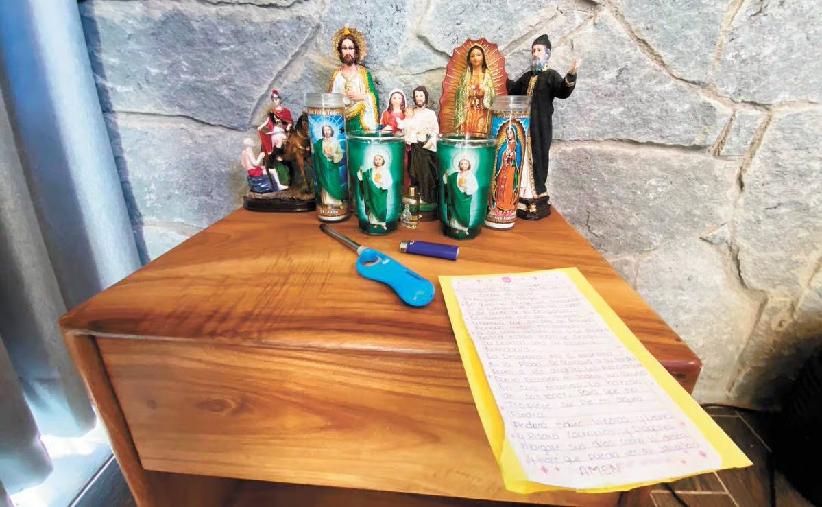 La mesita de noche de El Mencho, que no se pierda la bonita costumbre de rezar después de asesinar, secuestrar, extorsionar, saquear y bombardear. 🙏🏻