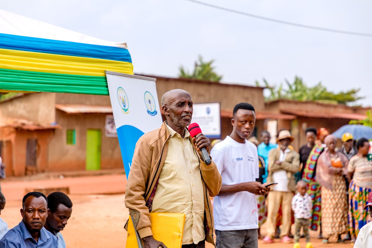 RwandaOmbudsman's tweet photo. 🚨NONAHA🚨
Umunsi wa -2 : Abayoyozi b’Urwego rw’Umuvunyi ku bufatanye n'aba @RwandaLocalGov  n’abo mu Karere ka @GisagaraDistr  bari kwakira ibibazo by’abaturage  bitakemuwe n’Inzego zibishinzwe mu Mirenge  batuyemo ya #Save,#Gikonko na #Mugombwa yo muri ako Karere #UmuvunyiIwacu https://t.co/B151C6qLvV