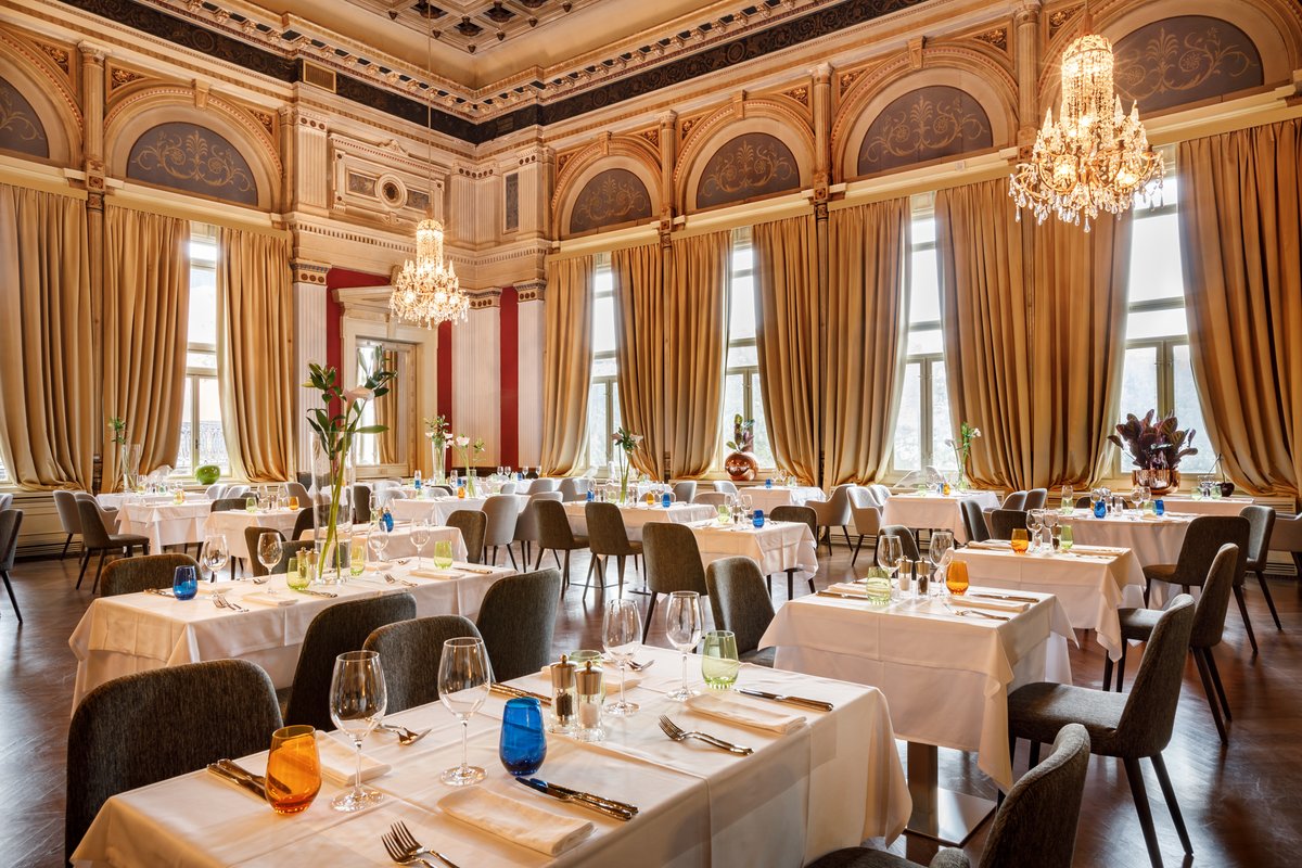 Embrace the atmosphere of a ballroom that is undeniably impressive – a majestic celebration of space, light, and artistry. From the very first glance, the Golden Hall at Hotel Imperial exudes excellence on a grand scale.