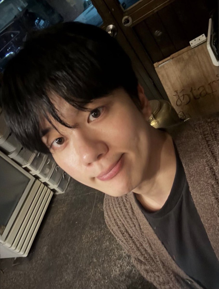 잠시만요 4시간이나 손해봤네 아니 너무 예쁜데..?💛 최애셀카 갱신