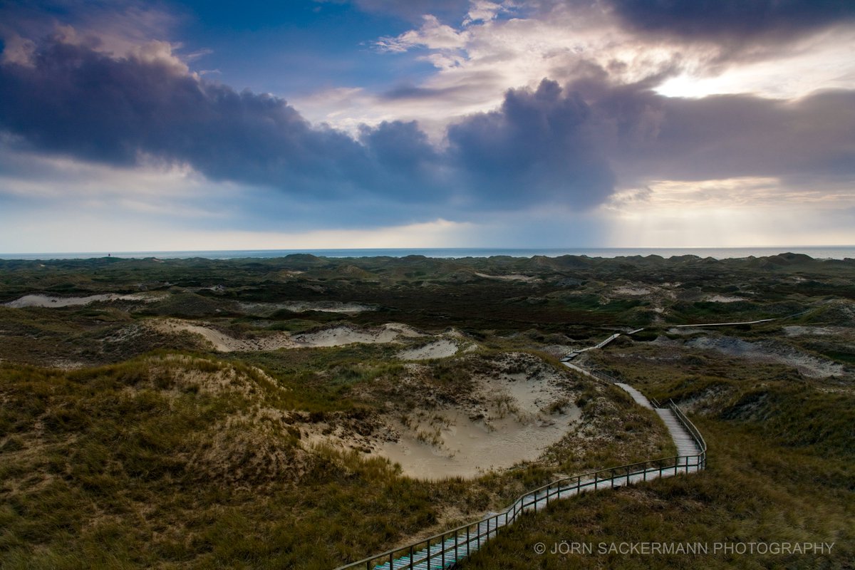 joernsackermann's tweet photo. Himmel über Amrum.
#amrum #kniepsand #nordfriesischeinseln #friesland #strand #beach #nordsee #northsea https://t.co/ljWIkozNyJ