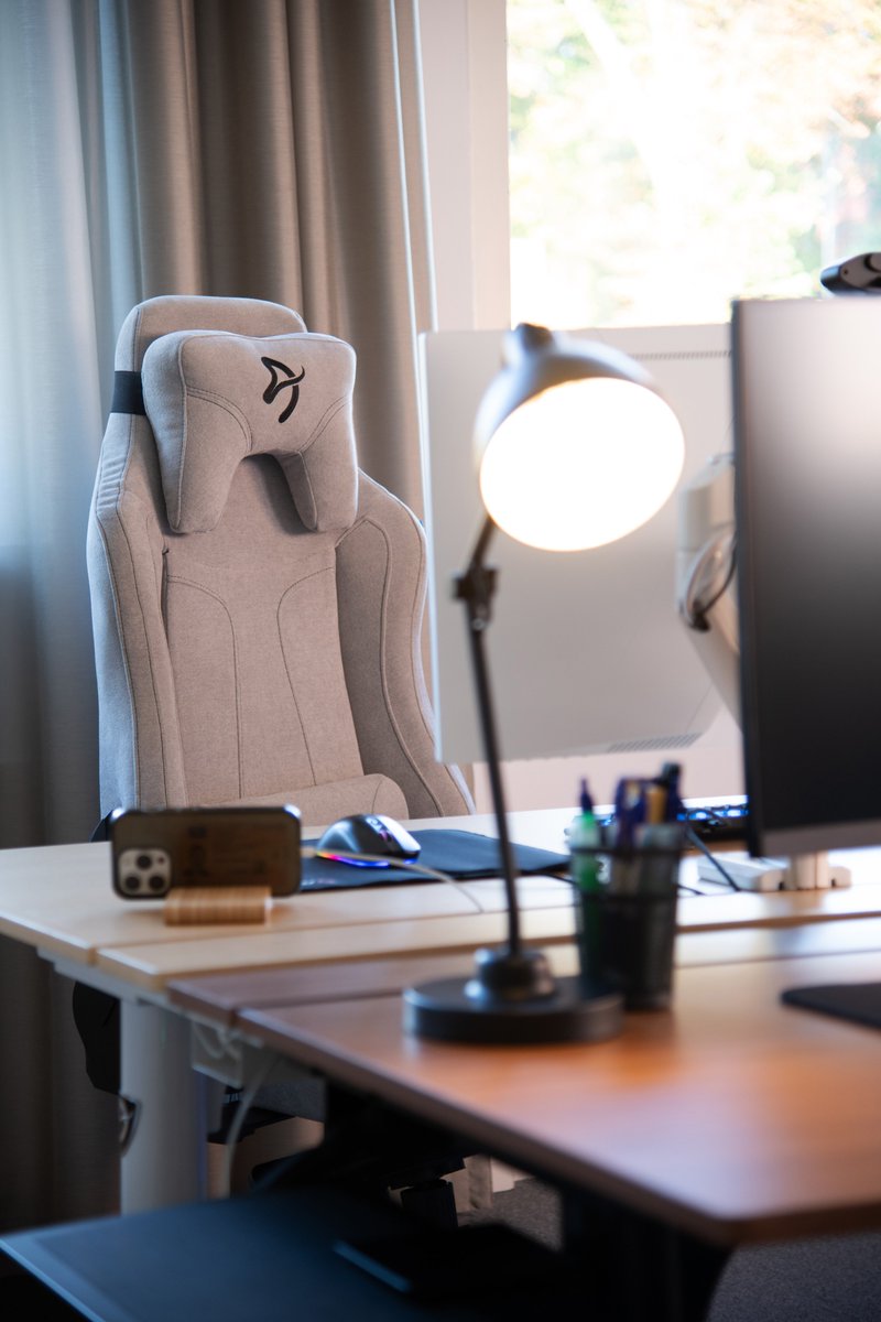 ArozziChairs's tweet photo. Which side of the table do you pick? ☀️🌙
(Say hi to Benny 👋🐕) https://t.co/RbRitVI1mL
