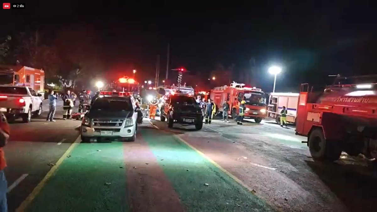 ทีมผจญเพลิงในพื้นที่เตรียมพร้อม เมื่อรอคำสั่งให้ปฎิบัติหน้าที่ #กรณีเกิดเหตุระเบิดที่คลัง สป.5 ของหน่วย กก.ตชด.21 บริเวณถนนเลี่ยงเมืองสุรินทร์ ค่ายพระยาสุรินทร์ภักดี บ.ดงมัน อ.เมือง จว.สุรินทร์ 21.48 น.