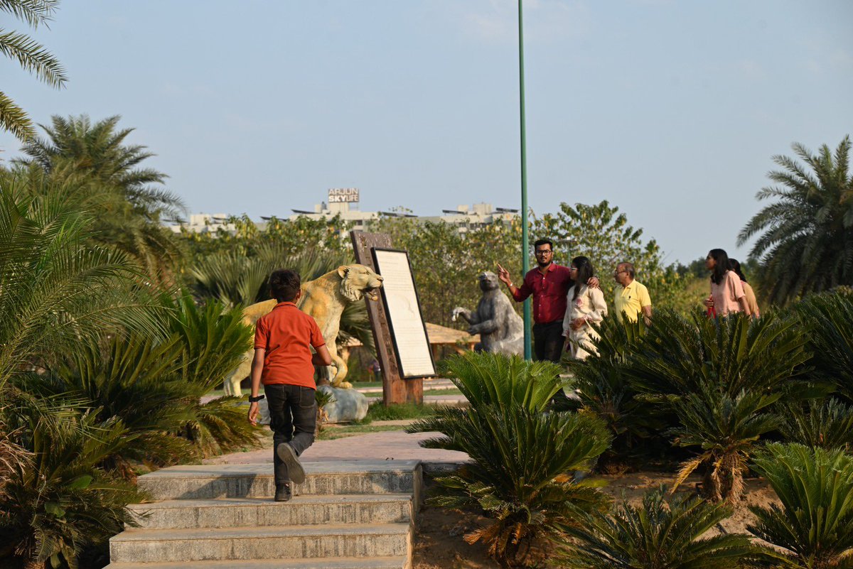 GujScienceCity's tweet image. જ્ઞાન અને ગમ્મત સાથે પુસ્તકોની બહારની દુનિયા! ગુજરાત સાયન્સ સિટીના નેચર પાર્કમાં પ્રકૃતિના પાઠ શીખતા વિધાર્થીઓ અને મુલાકાતીઓ. વિજ્ઞાન અને કુદરતનો અદ્ભુત સંગમ એટલે સાયન્સ સિટી. #GujaratScienceCity #NatureVibes #WeekendGetaway #FamilyFun #ExploreScienceCity @PMOIndia @CMOGuj