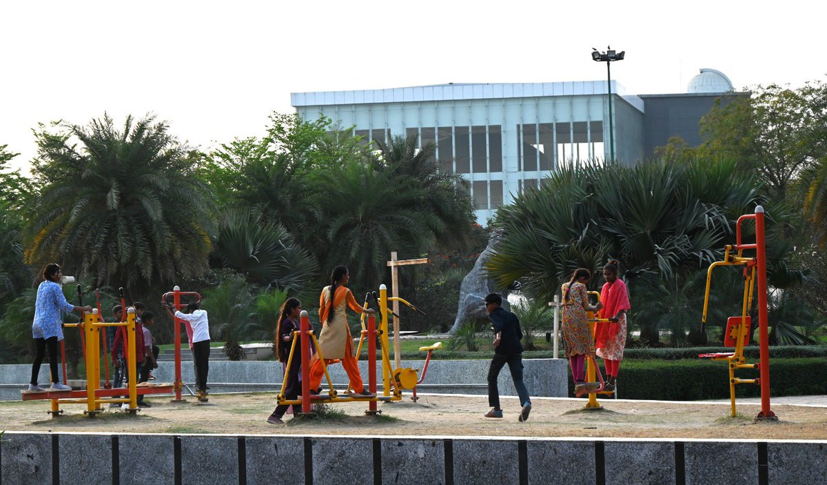 GujScienceCity's tweet image. જ્ઞાન અને ગમ્મત સાથે પુસ્તકોની બહારની દુનિયા! ગુજરાત સાયન્સ સિટીના નેચર પાર્કમાં પ્રકૃતિના પાઠ શીખતા વિધાર્થીઓ અને મુલાકાતીઓ. વિજ્ઞાન અને કુદરતનો અદ્ભુત સંગમ એટલે સાયન્સ સિટી. #GujaratScienceCity #NatureVibes #WeekendGetaway #FamilyFun #ExploreScienceCity @PMOIndia @CMOGuj