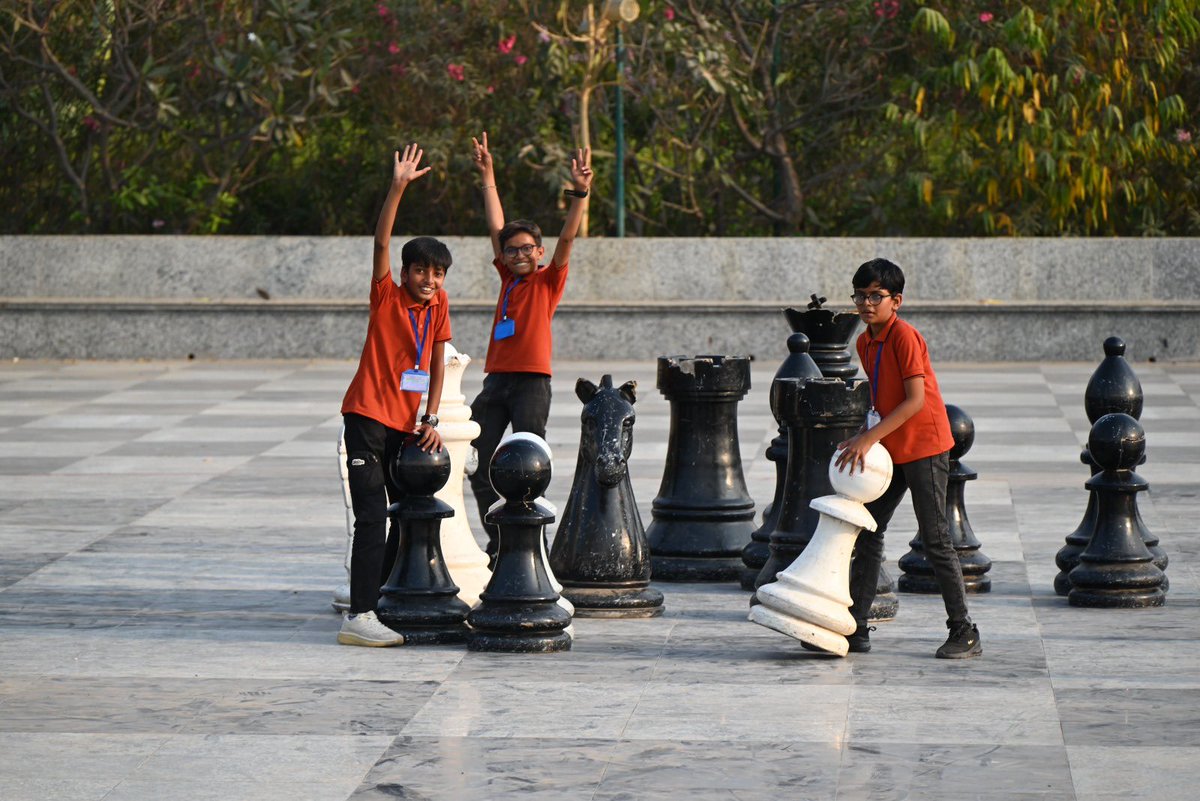 GujScienceCity's tweet image. જ્ઞાન અને ગમ્મત સાથે પુસ્તકોની બહારની દુનિયા! ગુજરાત સાયન્સ સિટીના નેચર પાર્કમાં પ્રકૃતિના પાઠ શીખતા વિધાર્થીઓ અને મુલાકાતીઓ. વિજ્ઞાન અને કુદરતનો અદ્ભુત સંગમ એટલે સાયન્સ સિટી. #GujaratScienceCity #NatureVibes #WeekendGetaway #FamilyFun #ExploreScienceCity @PMOIndia @CMOGuj