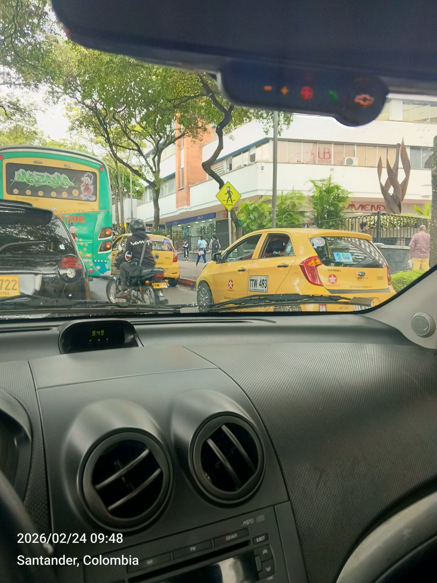 juanma7102's tweet photo. Cuando se volverá a ver a los alférez preocupados por la movilidad y despejando las vías? @TransitoBaq @CaracolBga...a verdad que. Eso no produce coimas https://t.co/tFZI2dTI3B