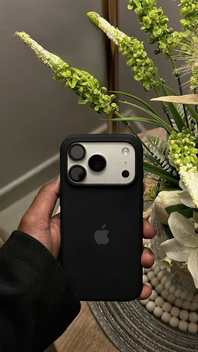 skiistiredasf's tweet photo. iPhone 17 pro         or       iPhone 17 air?? https://t.co/pSrlFYGxjV
