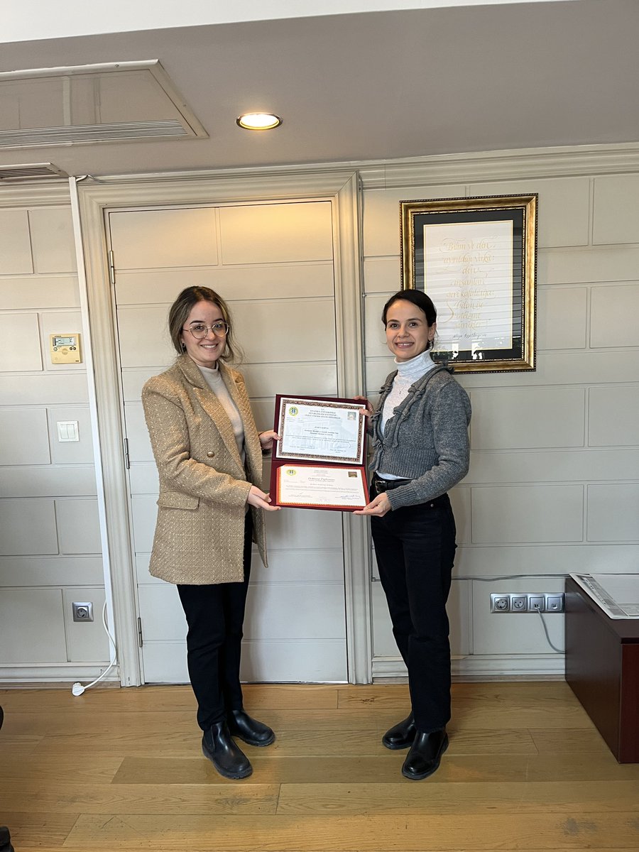IU_FBE's tweet photo. Bu hafta diplomasını teslim ettiğimiz mezunumuzu tebrik eder, başarılarının devamını dileriz. https://t.co/5lx3fZYRRs