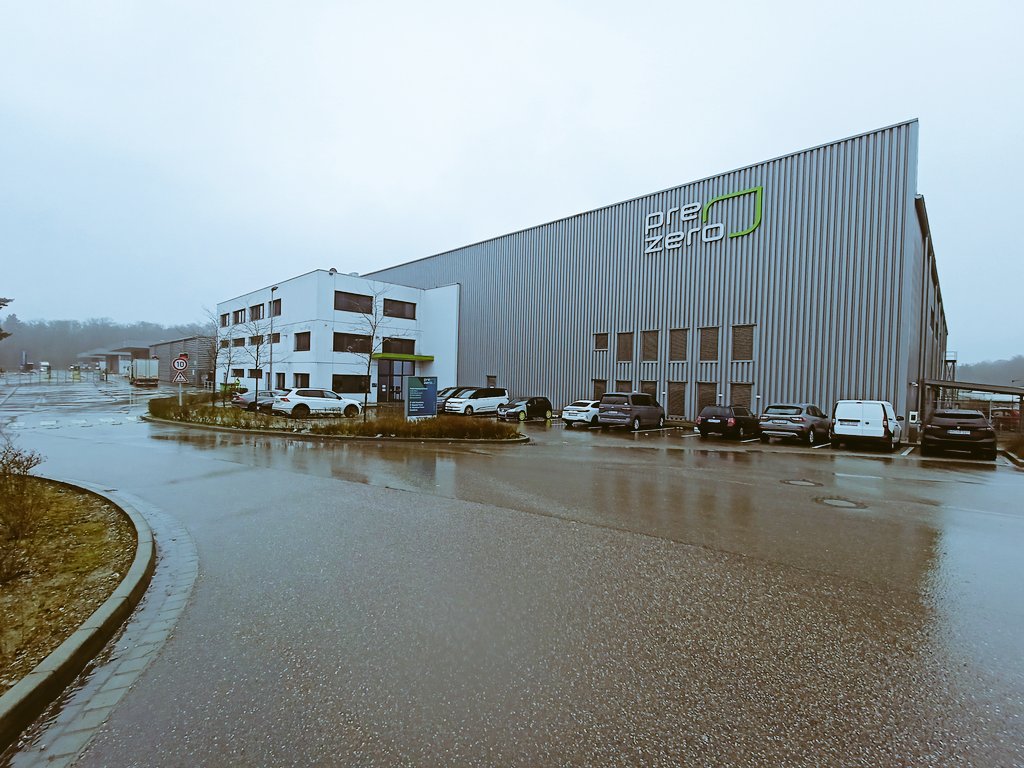 JoGoebel's tweet photo. Für ne gründliche #Recherche 🔎 und ne gute Story 🗞️, ist mir kein Wetter zu schlimm ☔🌧️💦.

Hab vielleicht sogar noch ne andere Story entdeckt, bleibt dran ☝️. #PreZero #Müllentsorgung #Enzkreis #KreisLudwigsburg #Recycling #Müll #Ölbronn #Dürrn #DualesSystem https://t.co/K7GXUvIHWa