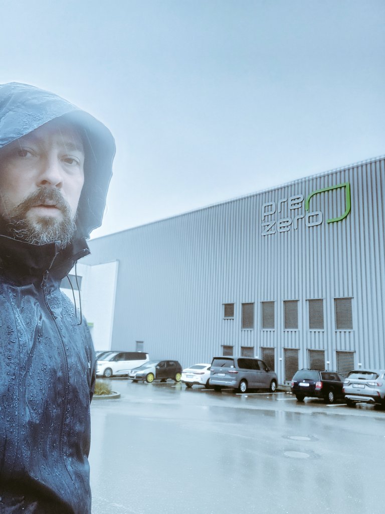 JoGoebel's tweet photo. Für ne gründliche #Recherche 🔎 und ne gute Story 🗞️, ist mir kein Wetter zu schlimm ☔🌧️💦.

Hab vielleicht sogar noch ne andere Story entdeckt, bleibt dran ☝️. #PreZero #Müllentsorgung #Enzkreis #KreisLudwigsburg #Recycling #Müll #Ölbronn #Dürrn #DualesSystem https://t.co/K7GXUvIHWa