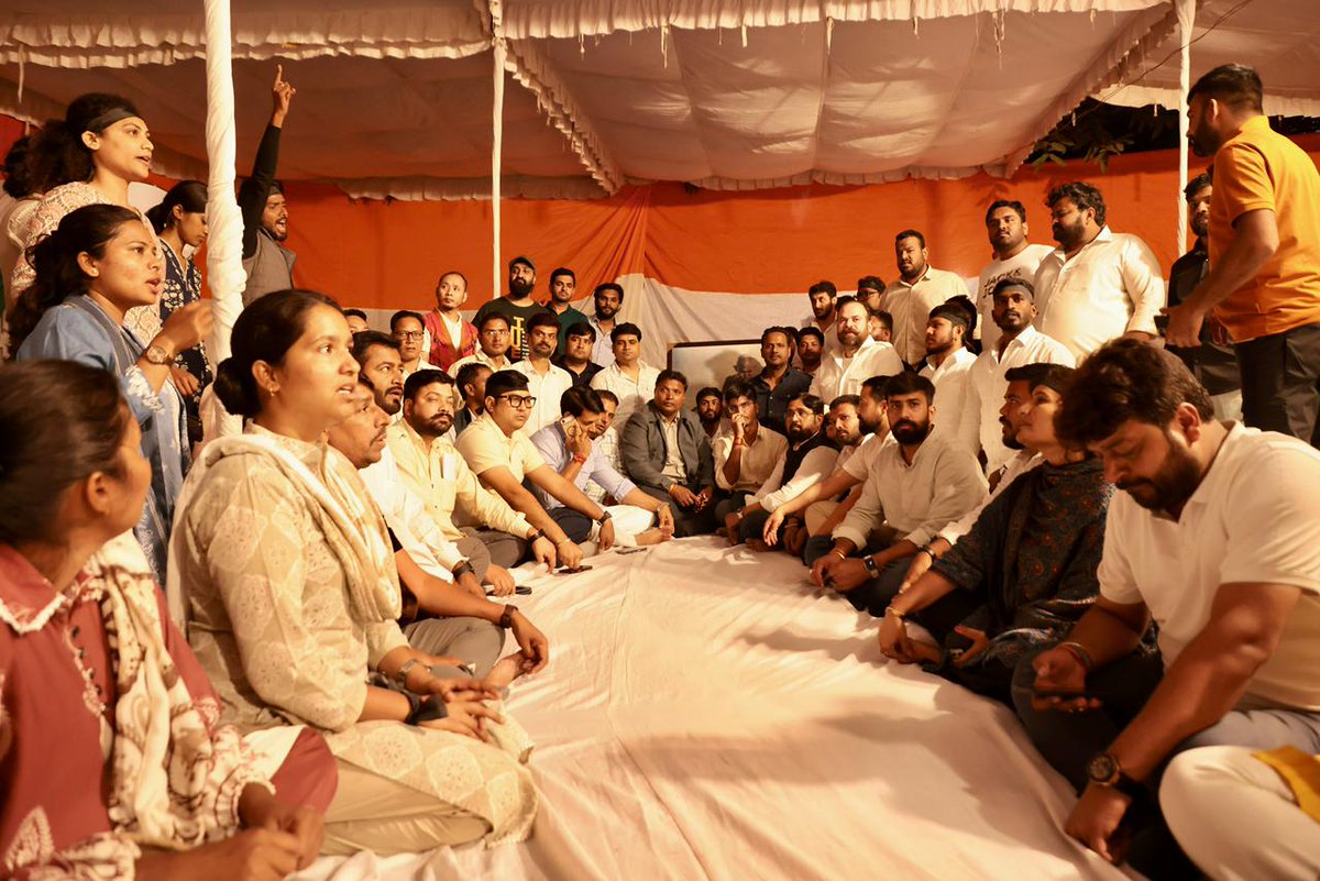 IYC's tweet photo. आज IYC मुख्यालय में जारी #NyaySatyagraha में पूर्व अध्यक्ष और AICC सचिव @srinivasiyc जी शामिल हुए और गिरफ़्तार IYC अध्यक्ष @UdayBhanuIYC एवं युवा कांग्रेस साथियों के प्रति समर्थन व्यक्त किया!

गिरफ्तारी इसलिए हुई क्योंकि युवा कांग्रेस ने “Compromised PM” से सवाल पूछे और देशहित की बात की!

शायद मोदी सरकार यह भूल गई है कि गिरफ्तारी डर दिखा सकती है, लेकिन हमारी आवाज़ नहीं दबा सकती!! 🇮🇳