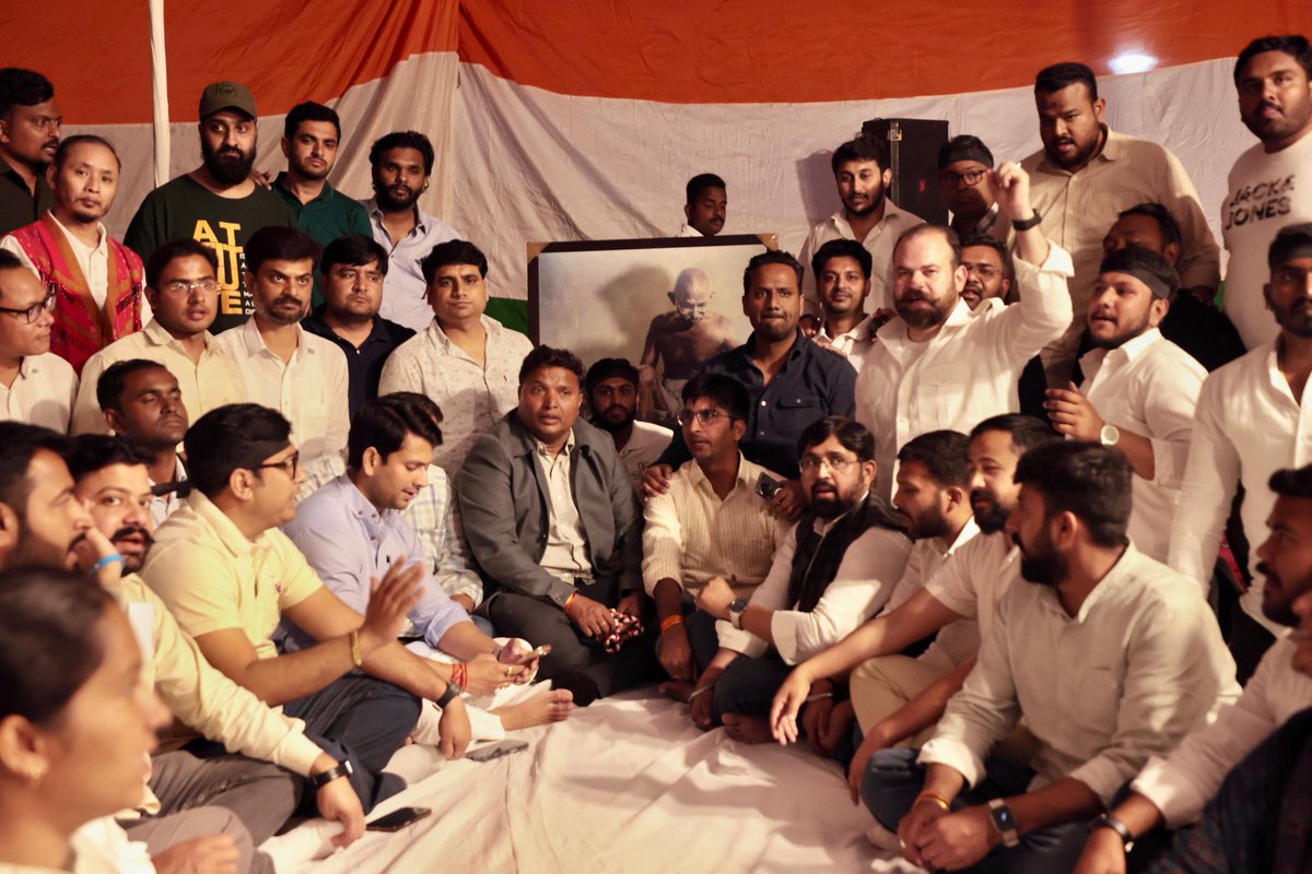 IYC's tweet photo. आज IYC मुख्यालय में जारी #NyaySatyagraha में पूर्व अध्यक्ष और AICC सचिव @srinivasiyc जी शामिल हुए और गिरफ़्तार IYC अध्यक्ष @UdayBhanuIYC एवं युवा कांग्रेस साथियों के प्रति समर्थन व्यक्त किया!

गिरफ्तारी इसलिए हुई क्योंकि युवा कांग्रेस ने “Compromised PM” से सवाल पूछे और देशहित की बात की!

शायद मोदी सरकार यह भूल गई है कि गिरफ्तारी डर दिखा सकती है, लेकिन हमारी आवाज़ नहीं दबा सकती!! 🇮🇳