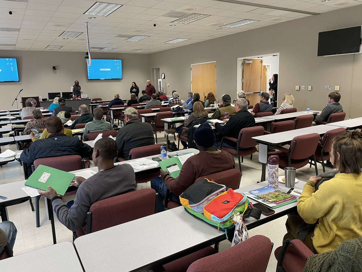 MSUPlantMan's tweet photo. Great crowd at the MS Vegetable Short Course in Verona. @MSUExtService https://t.co/I7FbFigU58
