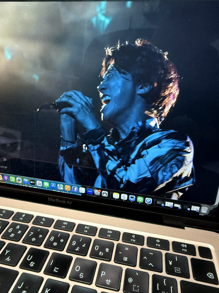 takasweey's tweet photo. 昨年末からのライヴから
あっという間に2か月以上が
経ってしまいましたね

お陰様でメジャーデビューシングル
『STORY』のミュージック・ビデオは
YouTubeで13万回再生を記録しています

また、第一興商さんの
DAMではカラオケの配信も
スタートしています！

本当に
ありがとうございます！ https://t.co/uRytUK4o61