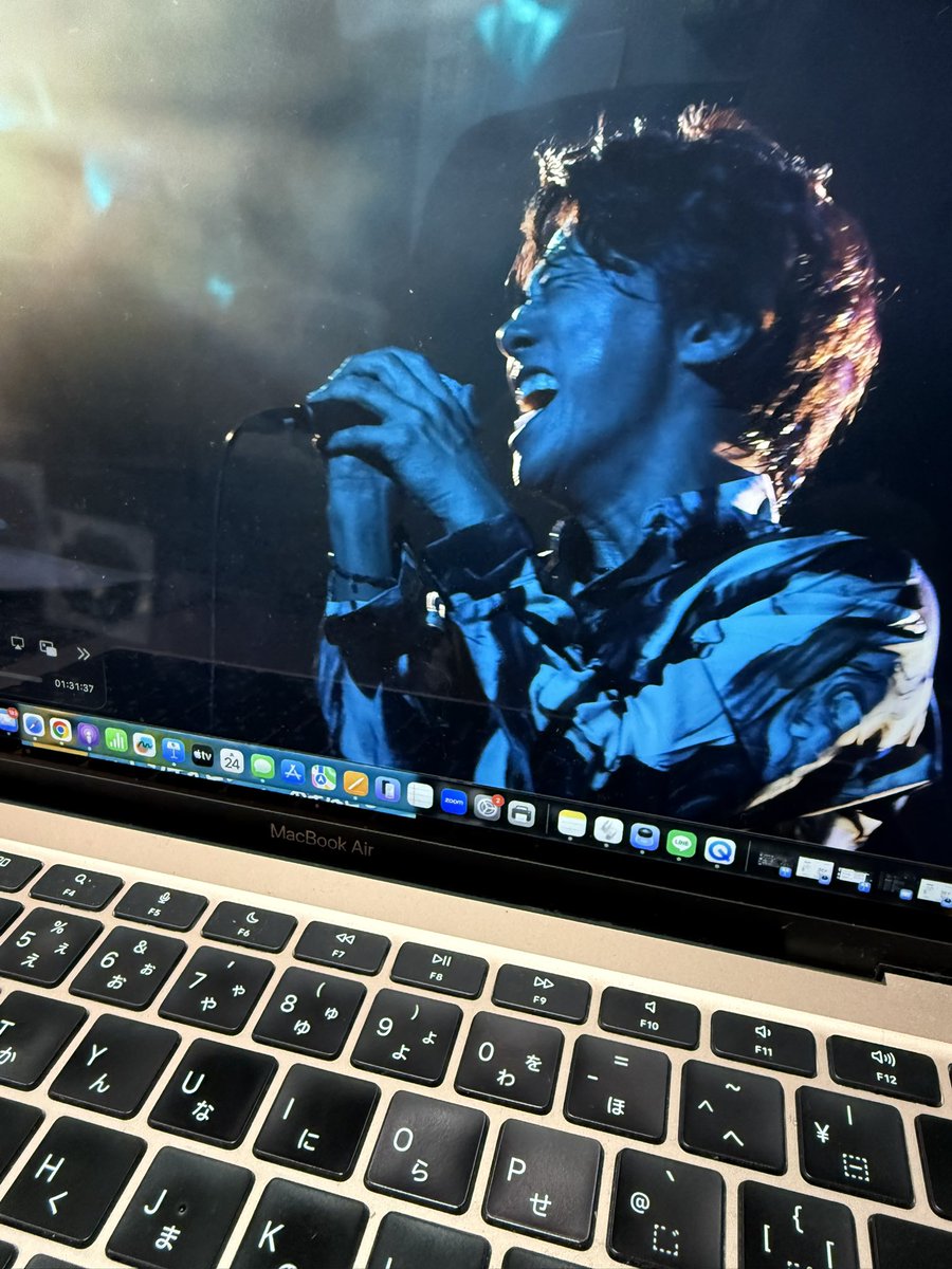 takasweey's tweet photo. 昨年末からのライヴから
あっという間に2か月以上が
経ってしまいましたね

お陰様でメジャーデビューシングル
『STORY』のミュージック・ビデオは
YouTubeで13万回再生を記録しています

また、第一興商さんの
DAMではカラオケの配信も
スタートしています！

本当に
ありがとうございます！ https://t.co/uRytUK4o61
