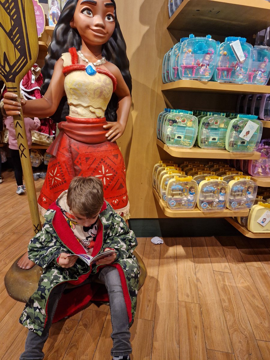 edwardeldersch's tweet photo. More fantastic 'Get Caught Reading' photos have come in! This time from Y2, 3 and 6. Thank you for your efforts - keep up the fantastic reading that is taking place! #getcaughtreading https://t.co/NeNQFeLpfD
