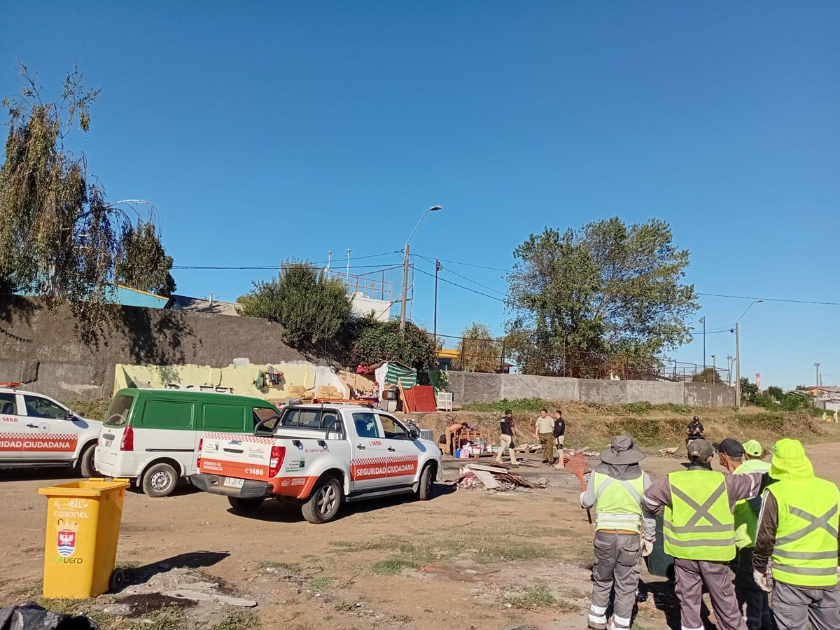 CarabBioBio's tweet photo. Un operativo conjunto entre Carabineros de la 4ta. Comisaría  #Coronel y la Municipalidad, permitió el desalojo de una persona en situación de calle que habitaba un ruco instalado en el sector de Cerro Merquin, persona que regresó a vivir con familiares. https://t.co/6K73bLb5tP