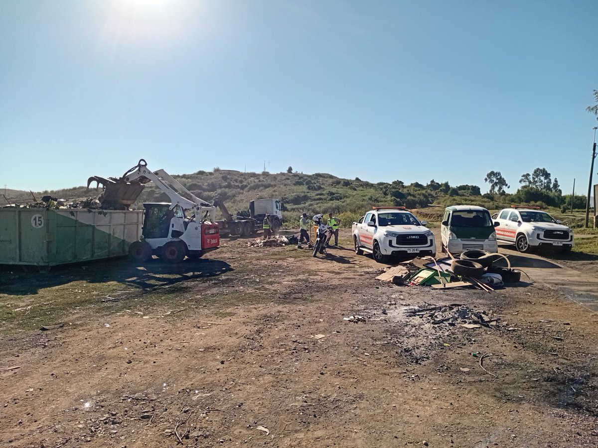 CarabBioBio's tweet photo. Un operativo conjunto entre Carabineros de la 4ta. Comisaría  #Coronel y la Municipalidad, permitió el desalojo de una persona en situación de calle que habitaba un ruco instalado en el sector de Cerro Merquin, persona que regresó a vivir con familiares. https://t.co/6K73bLb5tP