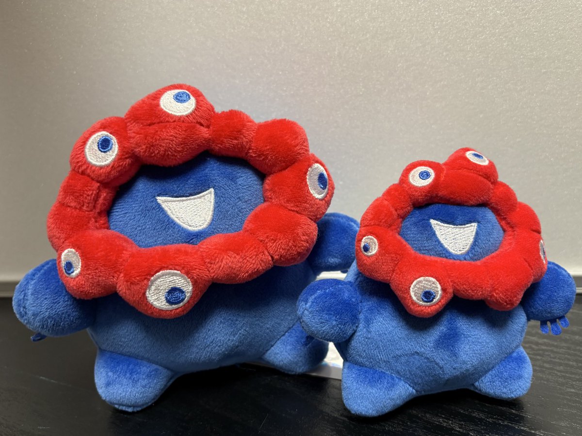 ミャクミャクもっちりぬいぐるみ立とミニ立。 万博開幕して直ぐにXで