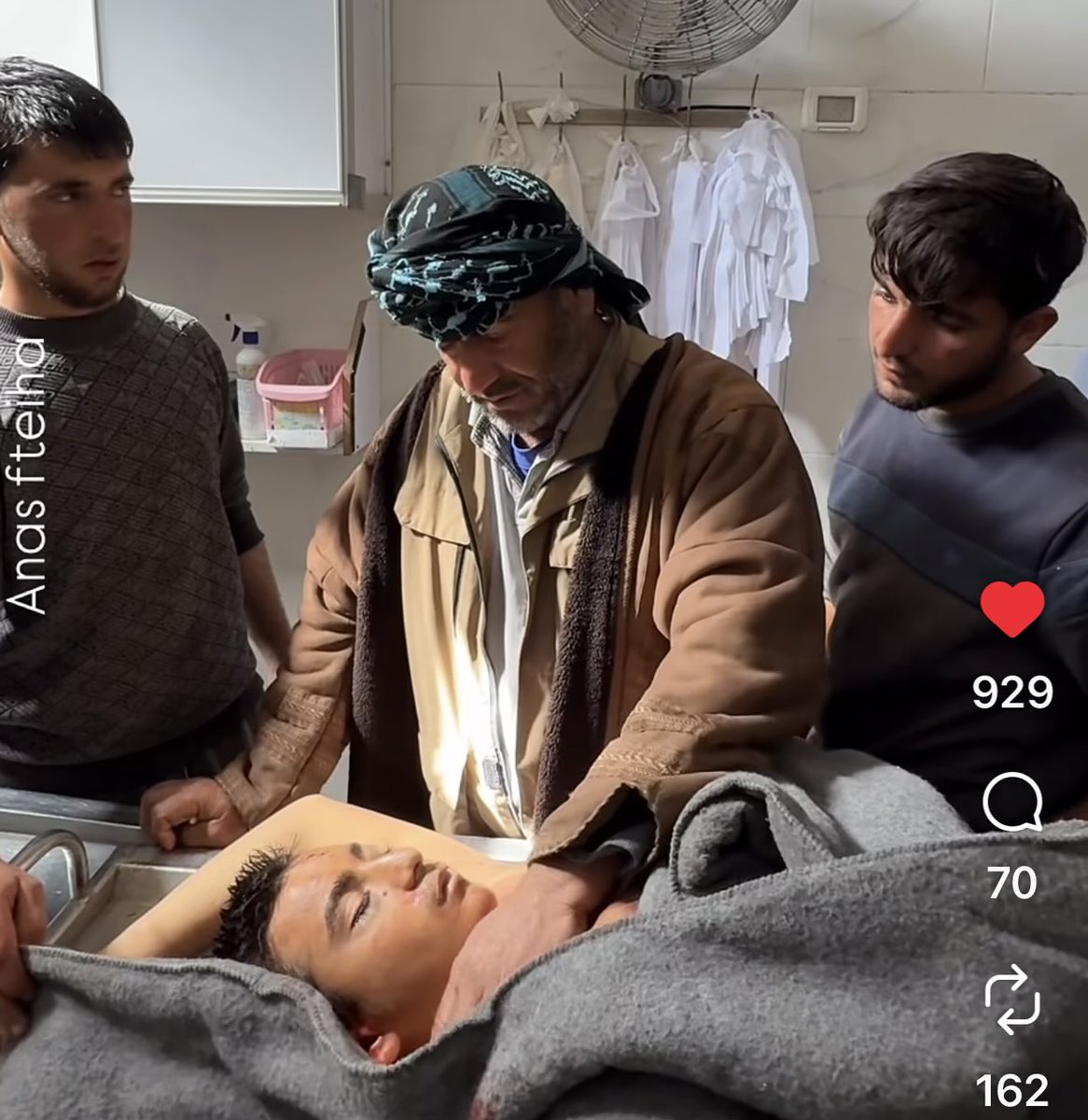 Karşıma bir video çıktı. Filistinli bir baba, 17 yaşlarında İsrail tarafından vurularak şehit edilen oğlunun yüzüne elini koyuyor.

“La ilahe illallah, ALLAH şehitlik makamı nasip eylesin.” diyor. 

Acı çekiyor, fakat metanetli.

Resulullah ﷺ, müminler tek vücuttur, bir parçası